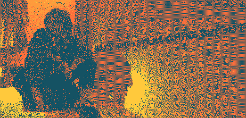 Screenshot du film Kamikaze Girls, le personnage de Ichigo est assis sur les escaliers d'une boutique dont le nom est marqué à sa droite : 'Baby The Starts Shine Bright'